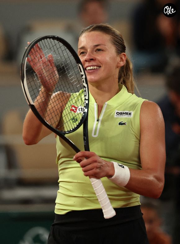 La Polonaise Maja Chwalinska célèbre sa victoire contre la Russe Diana Shnaider lors de leur match de demi-finale aux Internationaux de France de Tennis à Roland Garros à Paris, France, le jeudi 4 juin 2026. Chwalinska a gagné 7-6, 6-4. Photo par Maya Vidon-White/UPI/ABACAPRESS.COM.