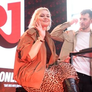 La chanteuse Louane Emera, invitée de la radio NRJ, au centre commercial Aushopping à Bordeaux-Lac. Le 6 mars 2024
© Jean-Marc Lhomer / Bestimage