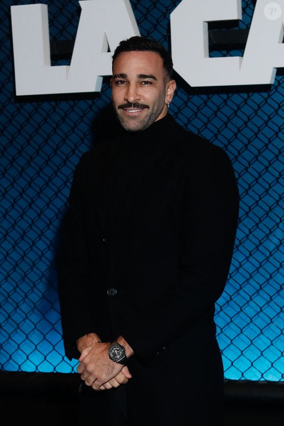 Lorsqu'on lui demande s’il sera accompagné de sa nouvelle amoureuse, ce dernier répond : “Je pense”

Adil Rami - Avant-première de la série "La cage" se déroulant dans le monde du MMA réalisée par F. Gastambide avec l'aide de D. Krespine qui sera diffusée sur Netfilx à partir du 8 novembre 2024 au Cinéma Pathé Palace à Paris le 4 novembre 2024. © Christophe Clovis / Bestimage