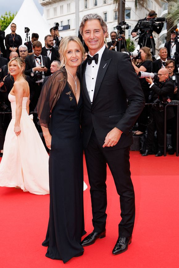 La journaliste apprécie particulièrement les balades, les fruits de mer et le calme normand pour se déconnecter.

Caroline Roux et son mari Laurent Solly - Montée des marches du film " Eddington " lors du 78ème Festival International du Film de Cannes, au Palais des Festivals à Cannes. Le 16 mai 2025
© Jacovides-Moreau / Bestimage