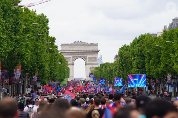Les joueurs du PSG paradent sur les Champs-Elysées après leur victoire historique (5-0) en finale de la Ligue Des Champions 2025. Paris, le 1er juin 2025.
© Charles Cohen-Boyer/Bestimage