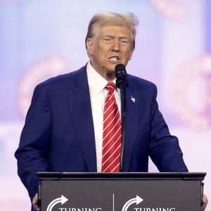 Donald Trump à la tribune lors du "Turning Point USA's AmericaFest 2024" à Phoenix.