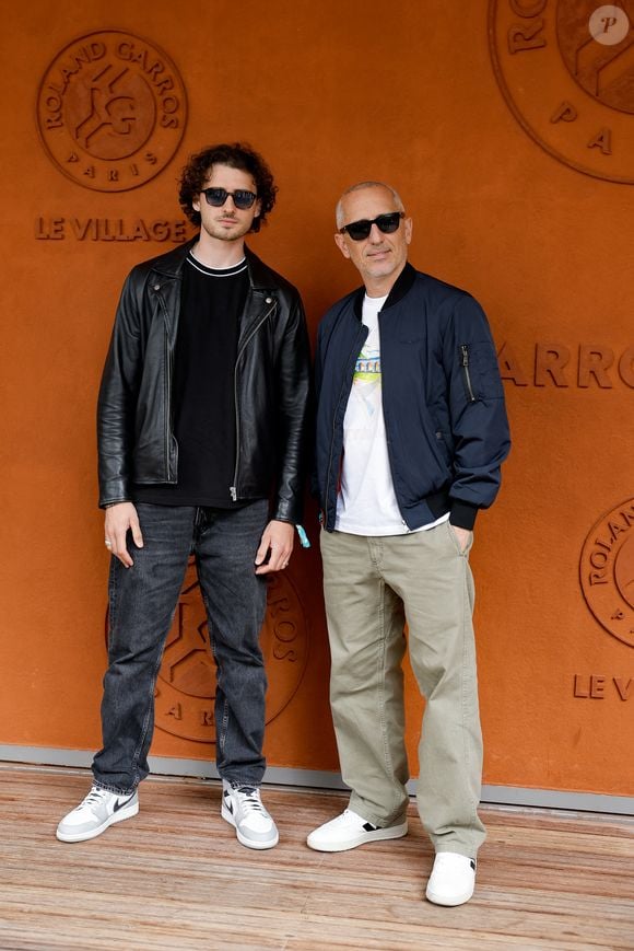Gad Elmaleh avec son fils Noé au village lors des Internationaux de France de Tennis de Roland Garros 2025, à Paris, France, le 8 juin 2025. © Cyril Moreau/Bestimage