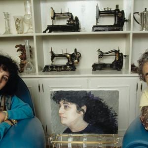 Pour lui, ce jardin n’est pas qu’un moyen de se nourrir, mais une "résistance au monde moderne" et une source de fierté.

En France, à Nangis, Pierre Perret et sa femme Rebecca chez eux en avril 1992.

Michel MARIZY via Bestimage