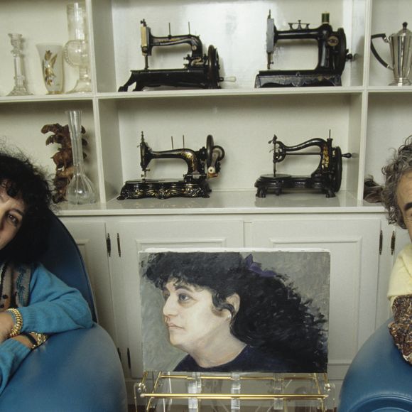 Pour lui, ce jardin n’est pas qu’un moyen de se nourrir, mais une "résistance au monde moderne" et une source de fierté.

En France, à Nangis, Pierre Perret et sa femme Rebecca chez eux en avril 1992.

Michel MARIZY via Bestimage