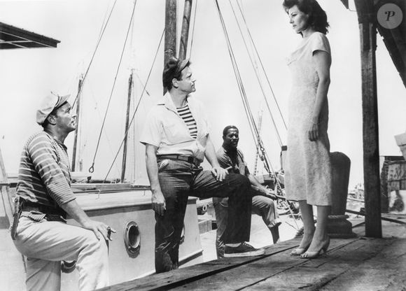 une des plus grandes stars de l’âge d’or de Hollywood dans les années 1940.

États-Unis : Robert Mitchum, Jack Lemmon et Rita Hayworth sur le tournage du film Fire Down Below, produit par Columbia Pictures en 1957.
(Crédit photo : © JT Vintage / Glasshouse via ZUMA Press Wire)