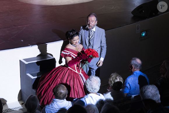 Au côté de son épouse, de 10 ans sa cadette, il mène à bien un projet plus artistique et, pour celui-ci, il n'a pas hésité à changer son apparence.

Exclusif - Christophe Barbier et Pauline Courtin ( femme de Christophe Barbier) - 41ème édition du Festival de Ramatuelle : Les Nuits Classiques : "Offenbach et les trois empereurs" le 30 juillet 2025.
© Cyril Bruneau / Festival de Ramatuelle / Bestimage