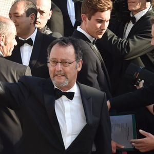 Aujourd’hui figure incontournable du cinéma français, Jean Reno s’est imposé au fil des décennies avec des films marquants comme Léon, Les Visiteurs, mais aussi à l’international avec des productions telles que Godzilla ou Mission : Impossible. 

Jean Reno et sa femme Zofia Borucka à la montée des marches du film "The Last Face" lors du 69ème Festival International du Film de Cannes le 20 mai 2016. © Lionel Urman / Bestimage