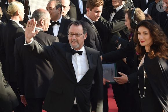 Aujourd’hui figure incontournable du cinéma français, Jean Reno s’est imposé au fil des décennies avec des films marquants comme Léon, Les Visiteurs, mais aussi à l’international avec des productions telles que Godzilla ou Mission : Impossible. 

Jean Reno et sa femme Zofia Borucka à la montée des marches du film "The Last Face" lors du 69ème Festival International du Film de Cannes le 20 mai 2016. © Lionel Urman / Bestimage
