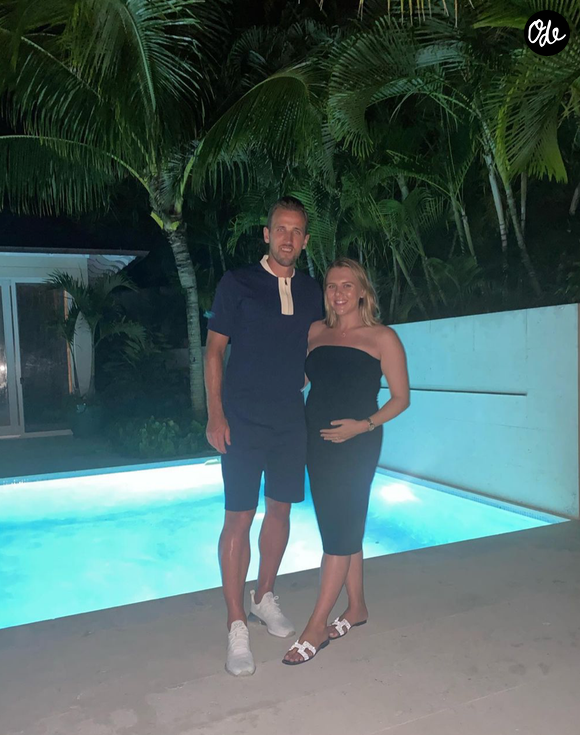 Présente à ses côtés bien avant sa notoriété professionnelle, elle l'a soutenu des premiers doutes sportifs jusqu'à son récent départ en Allemagne.

Harry Kane et son épouse Kate, enceinte de leur troisième enfant. Février 2021.