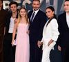 Son frère a rétorqué avec une image du clan en remerciant ses parents : "J'aime ma famille, je vous aime plus que tout, maman et papa, vous nous avez donné la vie et avez pris soin de nous quoi qu'il arrive"
Romeo, Cruz, Harper, David, Victoria et Brooklyn Beckham à l'avant-première Netflix de la série documentaire 'Beckham' à Londres, le 3 octobre 2023. Backgrid UK/ Bestimage