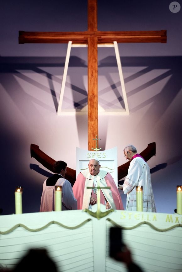 Le pape François célèbre une messe exceptionnelle au théâtre de verdure du Casone, place d'Austerlitz, à Ajaccio (Corse)  le 15 décembre 2024. © Dominique Jacovides / Bestimage
Pope Francis celebrates a special mass at the Théâtre de Verdure du Casone, Place d'Austerlitz, in Ajaccio on 15 December 2024. © Dominique Jacovides/Bestimage