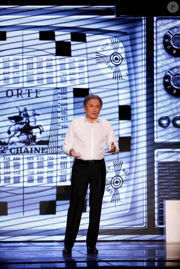 Exclusif - Michel Drucker est sur scène avec son premier spectacle en one-man-show " Seul...avec vous" au théâtre Fémina à Bordeaux, le 15 Avril 2016, qui raconte les coulisses et l'histoire de la télévision française. © Patrick Bernard-Quentin Salinier/Bestimage