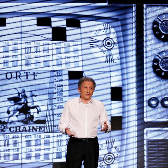 Exclusif - Michel Drucker est sur scène avec son premier spectacle en one-man-show " Seul...avec vous" au théâtre Fémina à Bordeaux, le 15 Avril 2016, qui raconte les coulisses et l'histoire de la télévision française. © Patrick Bernard-Quentin Salinier/Bestimage