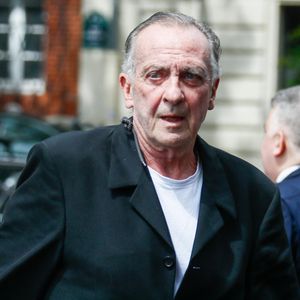 Il a fini par vendre son majestueux château de Chalais pour éponger ses dettes.

Yves lecoq aux arrivées aux obsèques du producteur Humbert Ibach (Mémé Ibach), figure du disque et de la TV des années 70/90, en l'église Notre Dame d'Auteuil à Paris, France, le 12 mai 2025. © Christophe Clovis/Bestimage