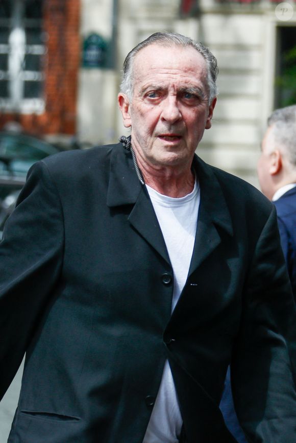 Il a fini par vendre son majestueux château de Chalais pour éponger ses dettes.

Yves lecoq aux arrivées aux obsèques du producteur Humbert Ibach (Mémé Ibach), figure du disque et de la TV des années 70/90, en l'église Notre Dame d'Auteuil à Paris, France, le 12 mai 2025. © Christophe Clovis/Bestimage