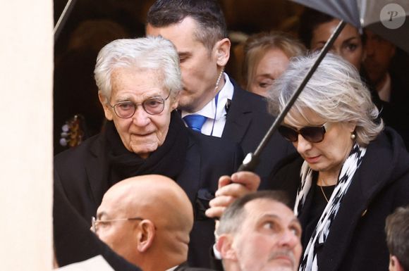 Bernard d'Ormale (mari de Brigitte Bardot) - Sorties des obsèques de Brigitte Bardot en l'église Paroissiale Notre-Dame-de-l'Assomption de Saint-Tropez, France, le 7 janvier 2026.  Brigitte Bardot, figure emblématique du cinéma français et icône internationale, est décédée le 28 décembre 2025 à l'âge de 91 ans dans sa mythique propriété de La Madrague, à Saint-Tropez (France). Révélée au monde entier par son rôle dans "Et Dieu... créa la femme", elle avait contribué à faire de Saint-Tropez un lieu mondialement connu. L'actrice sera inhumée le 7 janvier 2026 au cimetière marin de Saint-Tropez, aux côtés de son père Louis Bardot (1896-1975) et de sa mère Anne-Marie Mucel (1912-1978). Une cérémonie religieuse se tiendra auparavant dans l'église de Saint-Tropez, où proches, personnalités et anonymes pourront lui rendre un dernier hommage. © Jacovides-Moreau/Bestimage