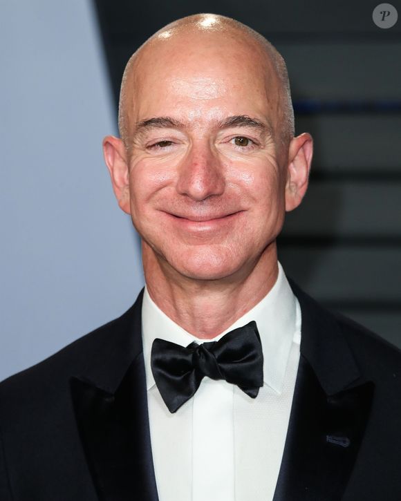 On sait par exemple qu'Elon Musk utilise une technique appelée le "test à deux mains", quid de Jeff Bezos ? 


Jeff Bezos à la soirée Vanity Fair Oscar au Wallis Annenberg Center à Beverly Hills, le 4 mars 2018