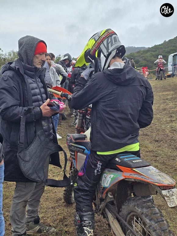 Loin des terrains de football, Aldo Barthez s'épanouit dans la pratique du motocross, un sport motocycliste très exigeant puisqu'il des courses de vitesse sur un circuit tout-terrain fermé et très accidenté. 

Fabien Barthez au côté de son fils Aldo en novembre 2025, lors d'un Championnat organisé  par la Ligue Motocycliste Occitanie.

Instagram Aldo Barthez