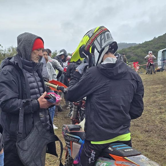 Loin des terrains de football, Aldo Barthez s'épanouit dans la pratique du motocross, un sport motocycliste très exigeant puisqu'il des courses de vitesse sur un circuit tout-terrain fermé et très accidenté. 

Fabien Barthez au côté de son fils Aldo en novembre 2025, lors d'un Championnat organisé  par la Ligue Motocycliste Occitanie.

Instagram Aldo Barthez