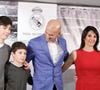 Son plus jeune fils Elyaz a évolué sous les couleurs du Real Madrid et du Bétis Séville en Espagne

Zinédine Zidane avec sa femme Véronique et ses enfants Elyaz et Théo, Florentino Perez - Zinédine Zidane devient l'entraineur du Real de Madrid et remplace ainsi Rafael Benítez à Madrid en Espagne le 4 janvier 2015. 
Crédit : GTRES / BESTIMAGE