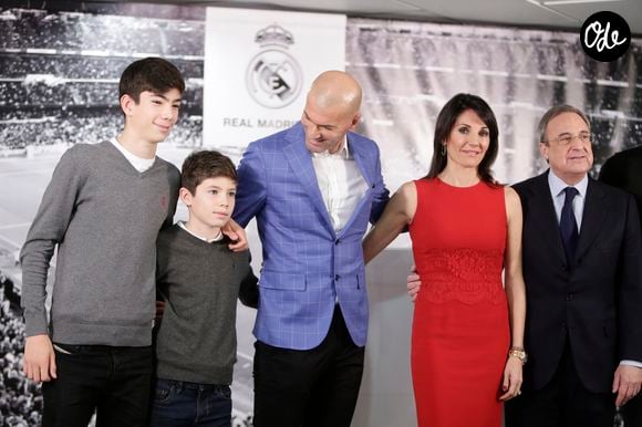 Son plus jeune fils Elyaz a évolué sous les couleurs du Real Madrid et du Bétis Séville en Espagne

Zinédine Zidane avec sa femme Véronique et ses enfants Elyaz et Théo, Florentino Perez - Zinédine Zidane devient l'entraineur du Real de Madrid et remplace ainsi Rafael Benítez à Madrid en Espagne le 4 janvier 2015. 
Crédit : GTRES / BESTIMAGE