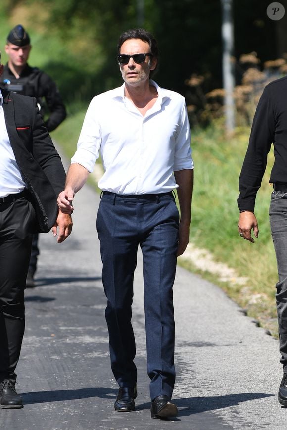 Anthony Delon découvrant les hommages devant les grilles de la propriété de Douchy, quelques heures avant les obsèques de leur père, A.Delon, le 24 août 2024
©Agence / Bestimage
