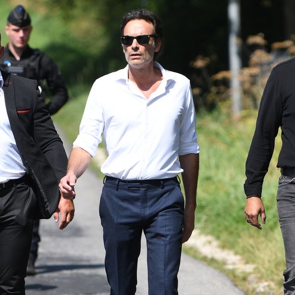 Anthony Delon découvrant les hommages devant les grilles de la propriété de Douchy, quelques heures avant les obsèques de leur père, A.Delon, le 24 août 2024
©Agence / Bestimage