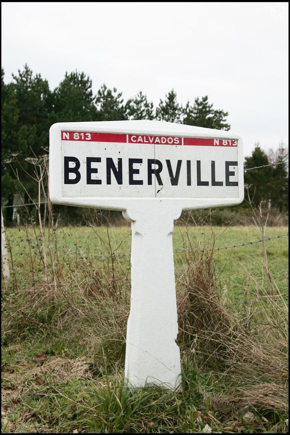 Le domaine dispose d'aménagements uniques comme une datcha, un héliport, des écuries et plusieurs jardins thématiques.

Exclusif - La nouvelle maison de Brad Pitt et Angelina Jolie, le château Gabriel à Berneville près de Deauville, appartenait avant à Yves Saint Laurent et Pierre Bergé. © AGENCE / BESTIMAGE