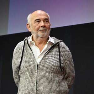 En revanche, en 2024, l'acteur de 74 ans s'était montré très touché par ses nouveaux liens avec son fils."Grâce à cette pièce, nous nous sommes rapprochés. Et c'est rare de pouvoir partager une passion avec son père ou son fils. Je n'ai pas vécu ça avec mon père", avait-il évoqué dans Monaco Matin. 

Gérard Jugnot assiste à la projection du film Mauvaise pioche lors du 29ème Festival du Film de Comédie à L'Alpe d'Huez, France, le 22 janvier 2026. Photo par Mireille Ampilhac/ABACAPRESS.COM