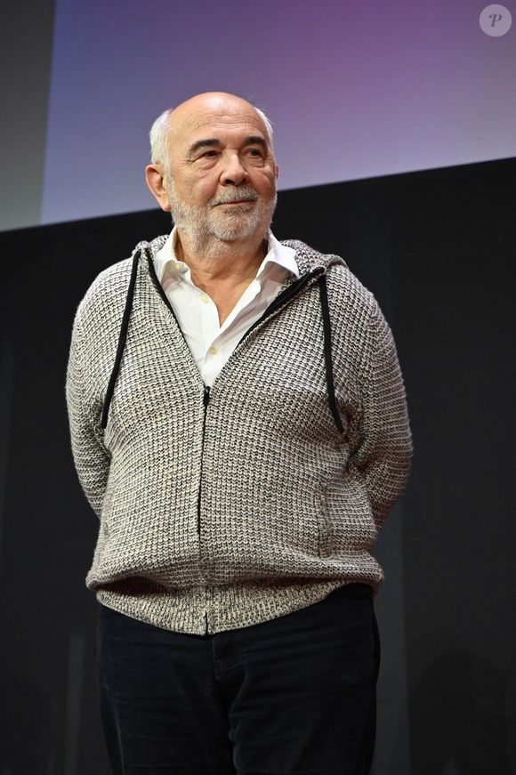 En revanche, en 2024, l'acteur de 74 ans s'était montré très touché par ses nouveaux liens avec son fils."Grâce à cette pièce, nous nous sommes rapprochés. Et c'est rare de pouvoir partager une passion avec son père ou son fils. Je n'ai pas vécu ça avec mon père", avait-il évoqué dans Monaco Matin. 

Gérard Jugnot assiste à la projection du film Mauvaise pioche lors du 29ème Festival du Film de Comédie à L'Alpe d'Huez, France, le 22 janvier 2026. Photo par Mireille Ampilhac/ABACAPRESS.COM