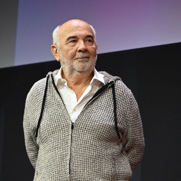 En revanche, en 2024, l'acteur de 74 ans s'était montré très touché par ses nouveaux liens avec son fils."Grâce à cette pièce, nous nous sommes rapprochés. Et c'est rare de pouvoir partager une passion avec son père ou son fils. Je n'ai pas vécu ça avec mon père", avait-il évoqué dans Monaco Matin. 

Gérard Jugnot assiste à la projection du film Mauvaise pioche lors du 29ème Festival du Film de Comédie à L'Alpe d'Huez, France, le 22 janvier 2026. Photo par Mireille Ampilhac/ABACAPRESS.COM