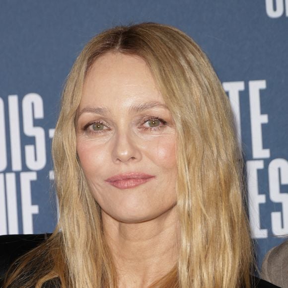Vanessa Paradis en interprète certains titres sur scène mais aussi ses classiques

Vanessa Paradis - Avant-première du film "Dis moi juste que tu m'aimes" au Cinéma Pathé Wepler à Paris le 6 février 2025. © Coadic Guirec/Bestimage