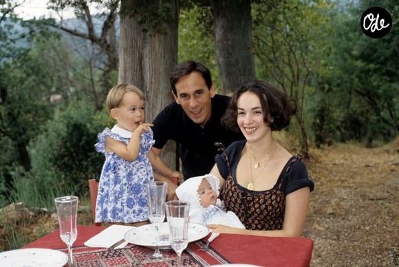 En France, en Provence, dans le Var, Thierry Ardisson et Béatrice Loustalan avec leurs deux filles Ninon et Manon en aout 1991.
© Alain Canu via Bestimage