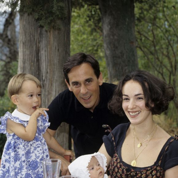 En France, en Provence, dans le Var, Thierry Ardisson et Béatrice Loustalan avec leurs deux filles Ninon et Manon en aout 1991.
© Alain Canu via Bestimage