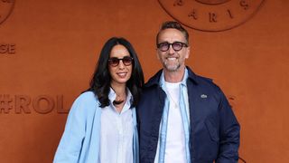 Un couple assorti ! Philippe Caverivière et son épouse Sarah s'offrent une sortie remarquée à  Roland-Garros