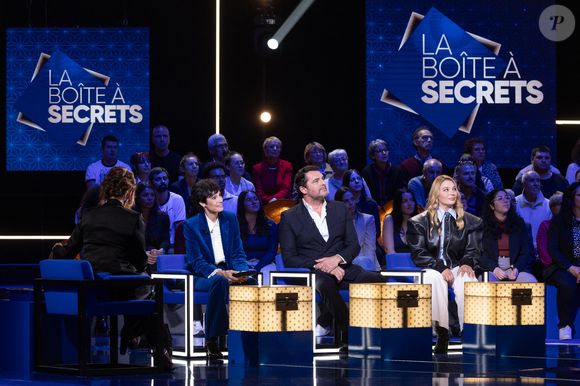 Exclusif - Marie Claude Pietragalla, Arnaud Ducret, Santa lors de l'enregistrement de l'émission "La Boîte à secrets", présentée par Faustine Bollaert et diffusée le 17 octobre sur France 3, dans les studios du Lendit à Saint-Denis, France, le 23 septembre 2025. © Cyril Moreau/Bestimage