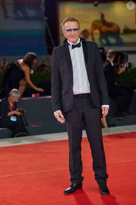 Il confie : "J'ai acheté un appartement sur Los Angeles. En revanche, en France, où je vis six mois de l'année, je n'ai plus de chez-moi. 

Christophe Lambert - Red Carpet Filming Italy Awards lors du 81ème festival international du film de Venise, la Mostra le 1er septembre 2024 Action Press / Bestimage