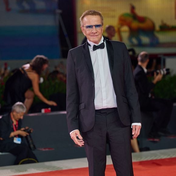 Il confie : "J'ai acheté un appartement sur Los Angeles. En revanche, en France, où je vis six mois de l'année, je n'ai plus de chez-moi. 

Christophe Lambert - Red Carpet Filming Italy Awards lors du 81ème festival international du film de Venise, la Mostra le 1er septembre 2024 Action Press / Bestimage