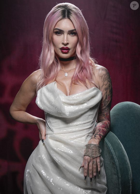 Un conflit entre Machine Gun Kelly et Brian Austin Green, l’ex-mari de Megan Fox, a éclaté au sujet de l’accouchement.

Le 18 février 2024, Megan Fox photographiée dans les coulisses des 2024 "People's Choice Awards" le dimanche 18 février 2024 au Barker Hangar à Santa Monica, Los Angeles, USA.
