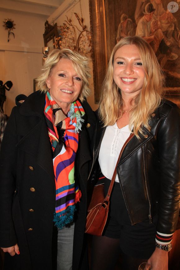 Sophie Davant et sa fille Valentine lors de la Fête des puces de St Ouen au marché Biron avec les acheteurs de l'émission "Affaire conclue".
© Philippe Baldini / Bestimage