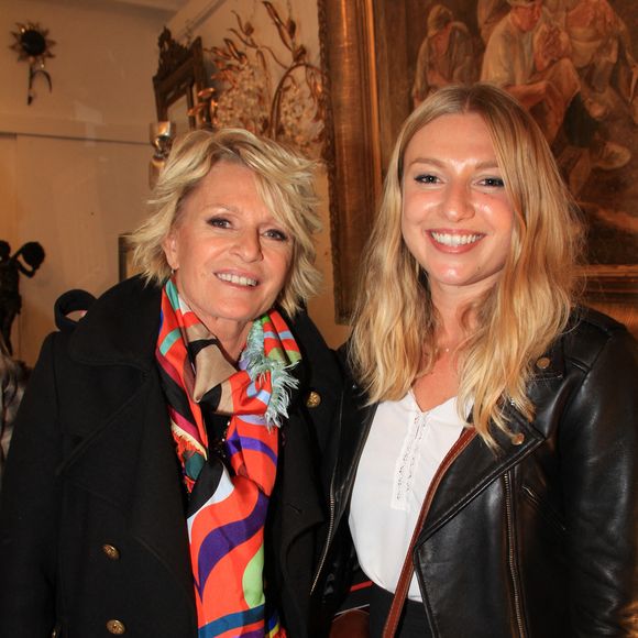 Sophie Davant et sa fille Valentine lors de la Fête des puces de St Ouen au marché Biron avec les acheteurs de l'émission "Affaire conclue".
© Philippe Baldini / Bestimage