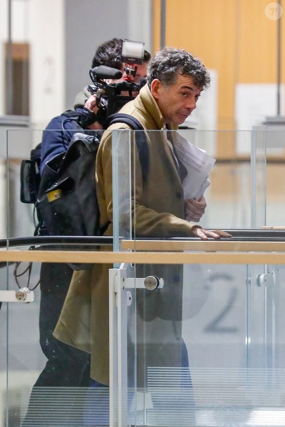 À l'issue de ce premier jour, le tribunal a rendu son verdict.

Le procès de Stéphane Plaza débute au tribunal correctionnel de Paris, où il est jugé pour violences sur deux anciennes compagnes, à Paris, France. © Chrstophe Clovis/Bestimage