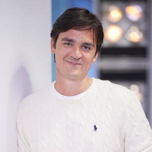 Exclusif - Alain-Fabien Delon en backstage de de l'émission "C à Vous" à Paris, France, le 18 octobre 2024. © Cyril Moreau/Bestimage