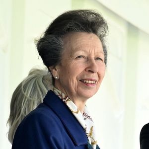 La princesse Anne assiste au premier jour du "Aintree Grand National Festival 2025" à l'hippodrome d'Aintree à Liverpool, le 3 avril 2025.