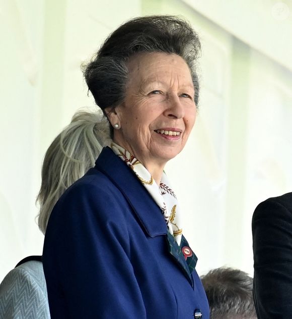 La princesse Anne assiste au premier jour du "Aintree Grand National Festival 2025" à l'hippodrome d'Aintree à Liverpool, le 3 avril 2025.