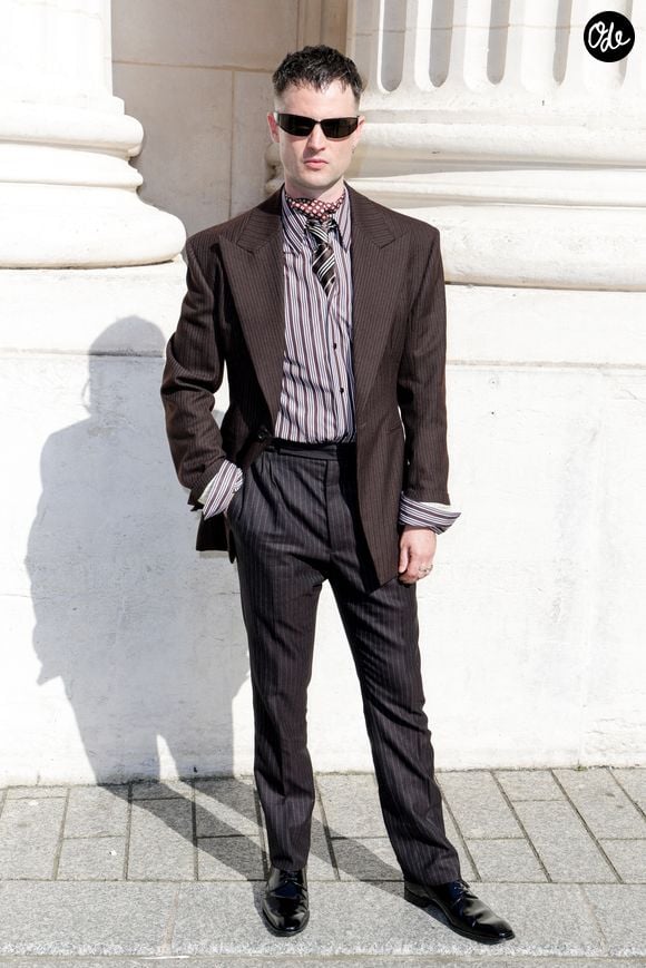Tom Sturridge aux arrivées du deuxième défilé de mode Saint Laurent Prêt à Porter Collection Homme Printemps/Été 2027 lors de la Fashion Week de Paris à la Bourse de Commerce - Pinault Collection, à Paris, France, le 23 juion 2026. © Olivier Borde/Bestimage