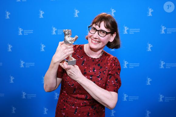 Mais la réalisatrice de "La Tour de Glace" Lucile Hadzihalilovic a obtenu le prix de la meilleure contribution artistique !

Lucile Hadzihalilovic avec son prix lors de la clôture du Festival film de Berlin le 22 février 2025