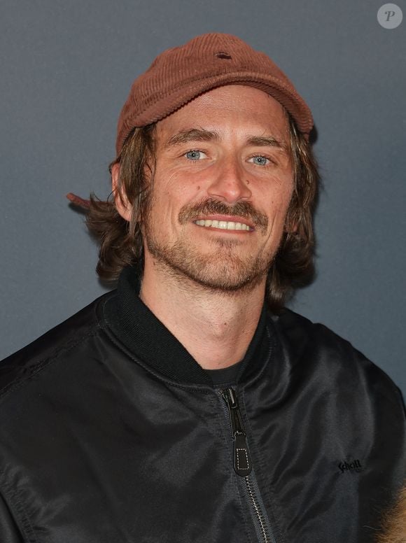 Il a notamment été barman à "La Bellevilloise" pour payer son loyer et ses dépenses.

Julien Hollande (Julien Royal) - Avant Première du film "Bagarre" au Pathé Palace à Paris le 26 mars 2026. © Coadic Guirec/Bestimage