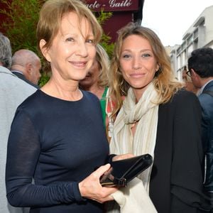 Nathalie Baye et sa fille Laura Smet - Générale de la pièce "Ça coule de source" écrite par L. M. Colla au théâtre de la Gaîté-Montparnasse à Paris, le 30 mai 2017. © Coadic Guirec/Bestimage